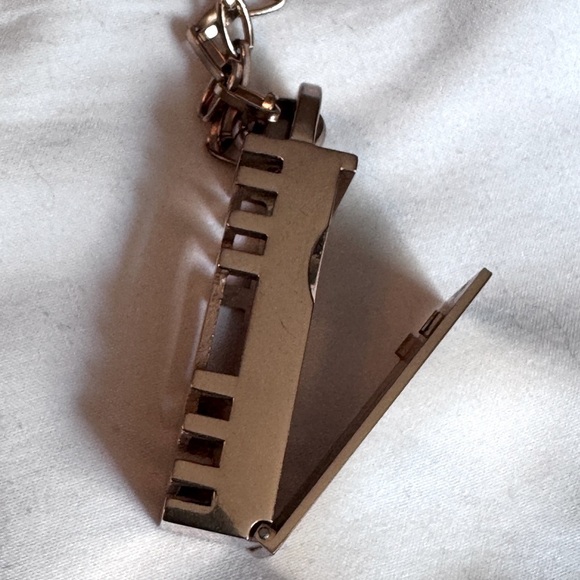 ✨ Tory Burch Rose Gold-Tone Logo Pendant Necklace – Chic, Sleek & Fabulous ✨ - Picture 12 of 16